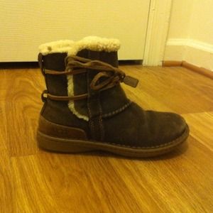 Girls Sz 3 Uggs.