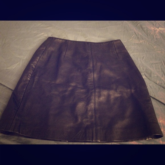 Size 4 100% black leather mini skirt with back zip