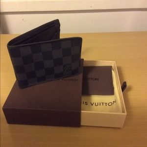Lv checker wallet