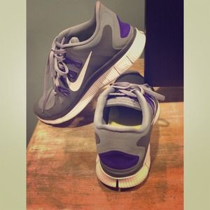 HOLIDAY SALE: Nike Free 5.0 - EUC