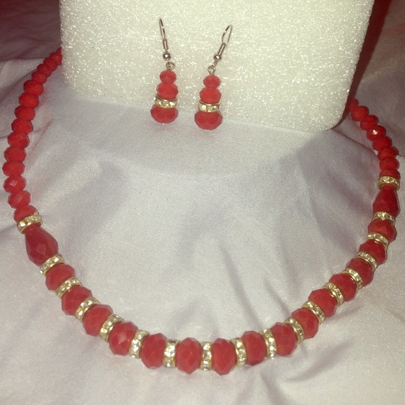 Red necklace - Picture 1 of 4