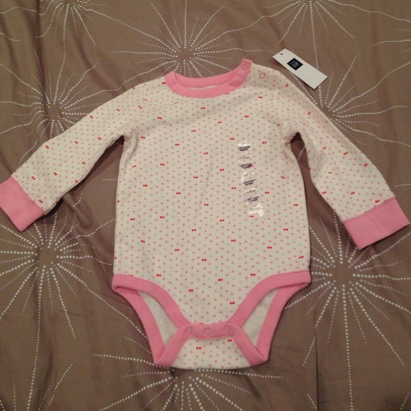 BNWT baby Gap Pink Heart Long Slv Bodysuit Onesie