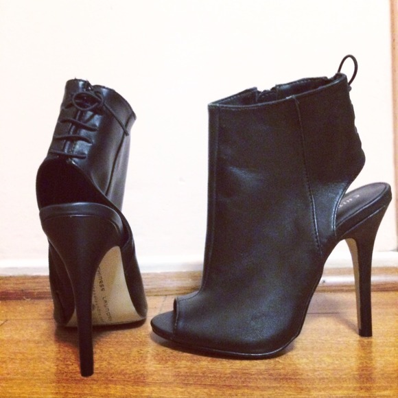 Chines Laundry size 6.5