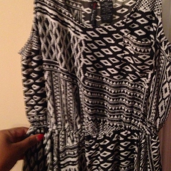 SOLD ๐๐๐Black/white hi lo dress - Picture 2 of 4