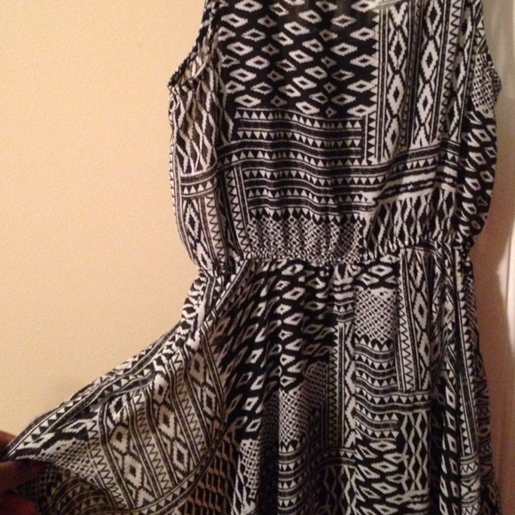 SOLD ๐๐๐Black/white hi lo dress - Picture 4 of 4