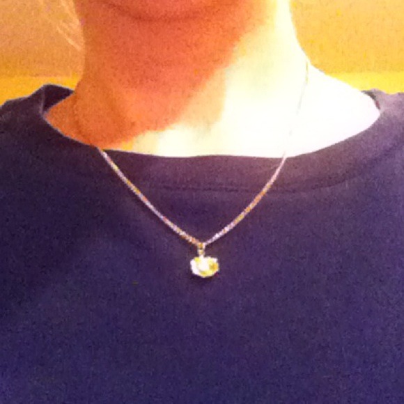 NWOT Gold Necklace with Pearl Daisy