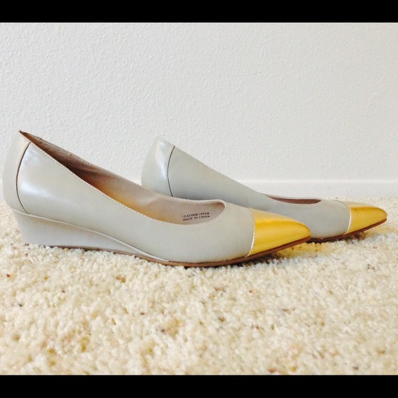 Sold! Gold point toe kitten wedge - Picture 2 of 3