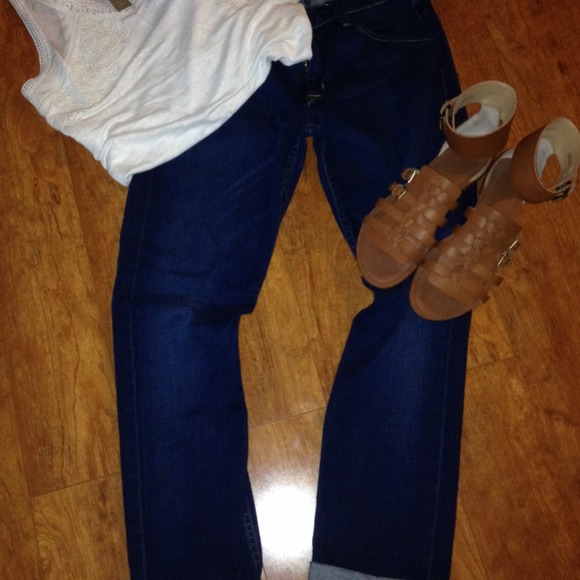 Hudson cropped boyfriend jeans.
