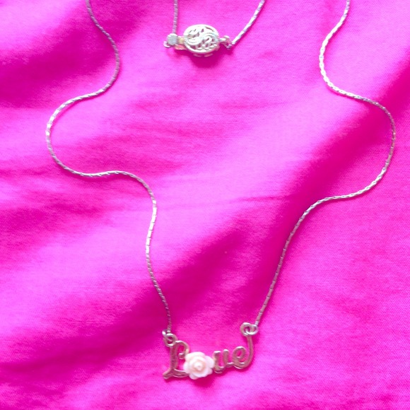 L🌸VE necklace