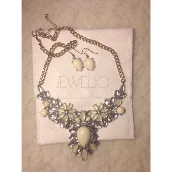 ✖️ SOLD IN BUNDLE ✖️ - Picture 3 of 4