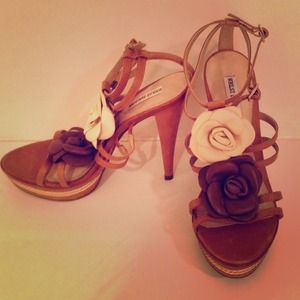 NWOT Kelsi Dagger Floral Pumps