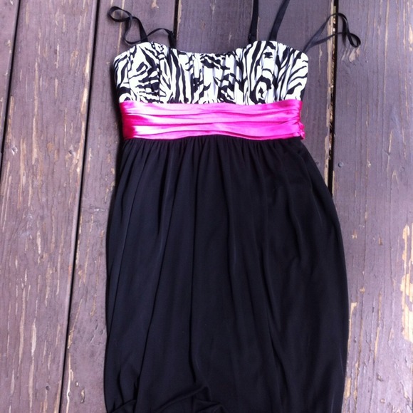 💥SOLD ON MERCARI💥Cute homecoming dress - Picture 2 of 4