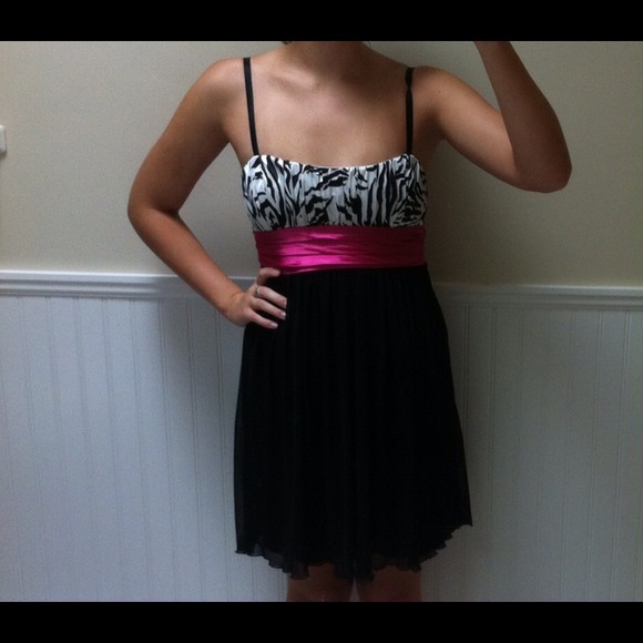 💥SOLD ON MERCARI💥Cute homecoming dress - Picture 4 of 4