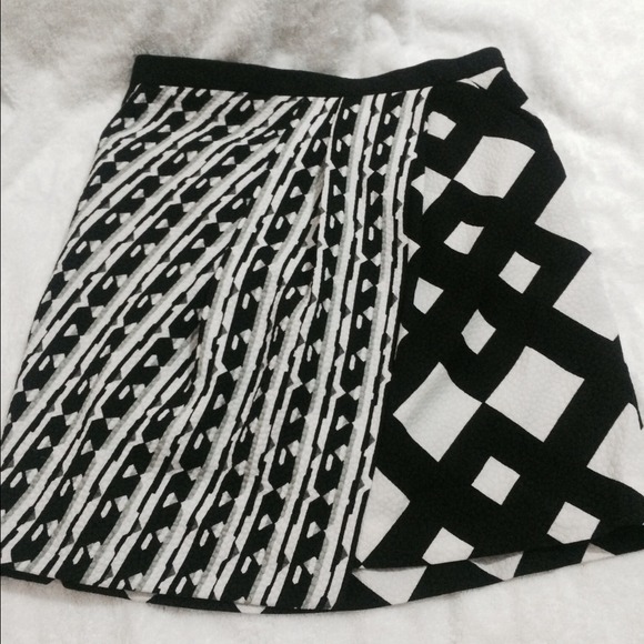 New black and white skirt size 6