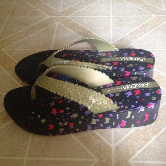 Wedged Black/Gold Butterfly flip flip sandals sz 5
