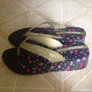 Wedged Black/Gold Butterfly flip flip sandals sz 5