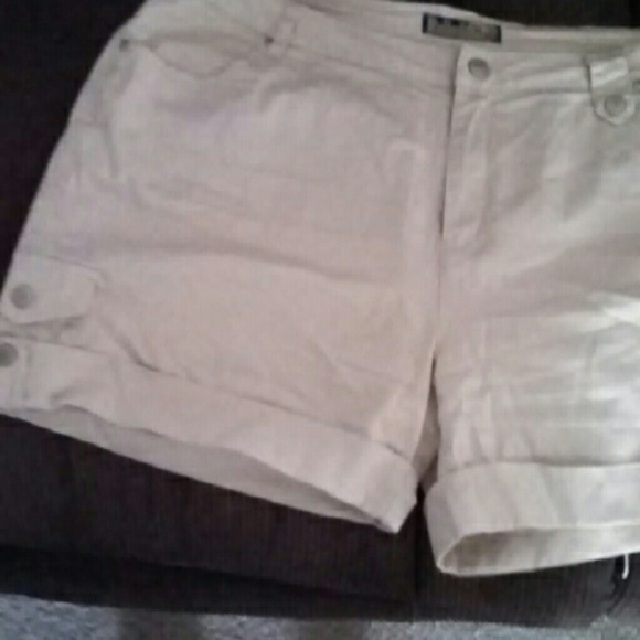 Cute Sassy Kaki shorts. All about summer fun.