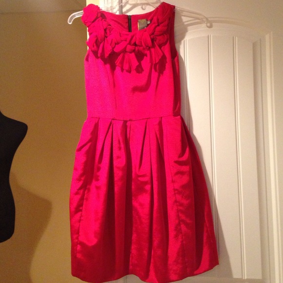 Taylor brand size 6 red dress with pretty neckline