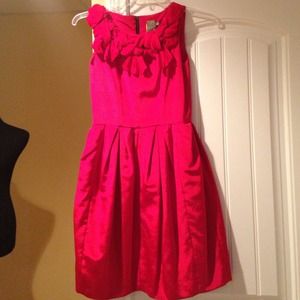 Taylor brand size 6 red dress with pretty neckline