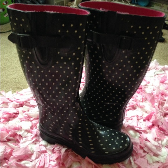 Polla dot rainboots