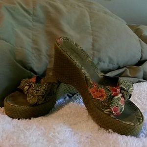 Comfy "BEACHIN" wedges Kelly & Katie