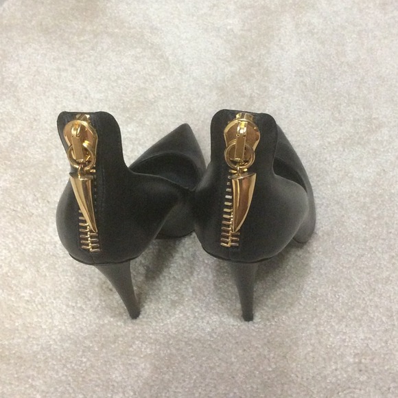 Giuseppe Zanotti black leather pumps w/ gold horn - Picture 3 of 3