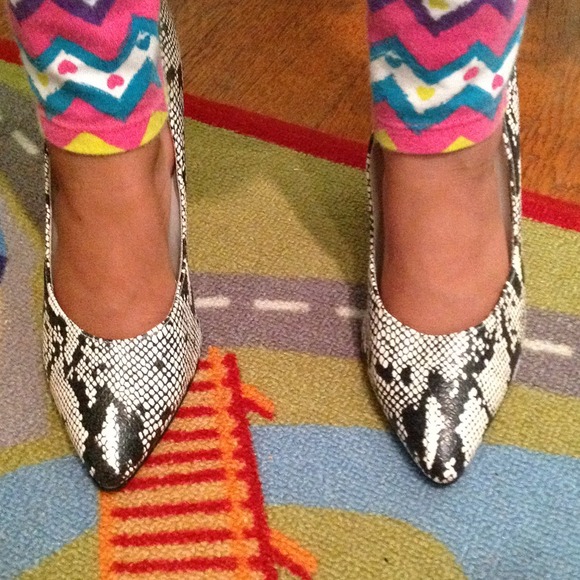 Vintage snakeskin pump