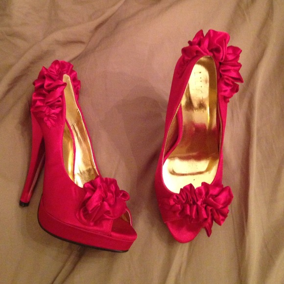 Red pumps REDUCED!!⭐️⭐️⭐️