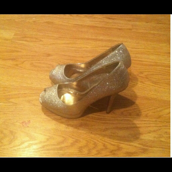 Steve Madden Gold sparkly shoes