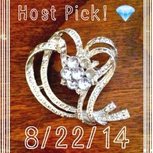 NWOT Faux Diamond Broach 💎🎉 HOST PICK! 🎉💎
