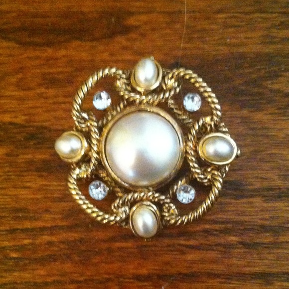 NWOT Gold Broach with Pearls and Diamonds