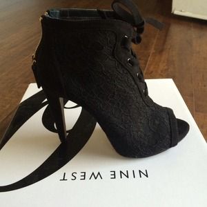 SALE! 🎉🎉Nine West size 7 1/2M lace booties!