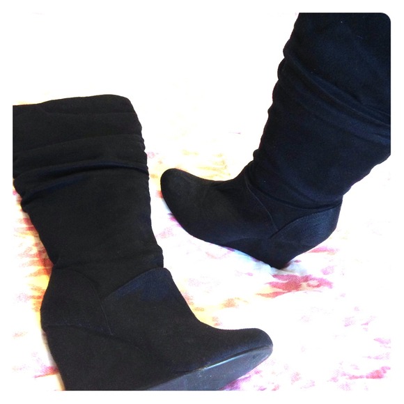 SOLD!!! Black faux suede boots - Picture 1 of 3
