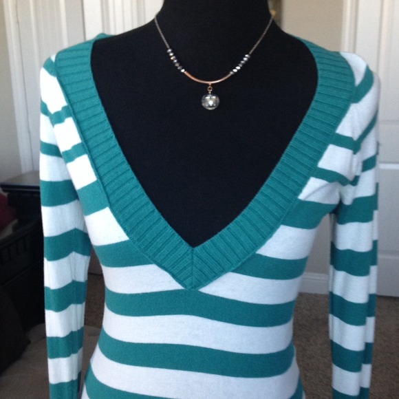 🎁🎁SWEATER🎁🎁 - Picture 2 of 3