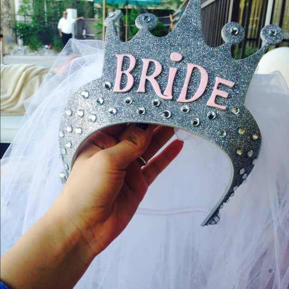 Bridal Veil and crown... Cute, glam and fun.👑👰