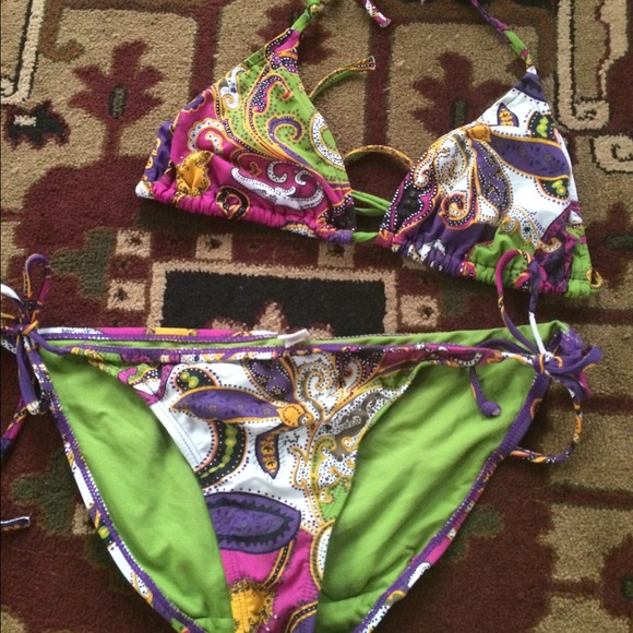 Bikini - Picture 1 of 2