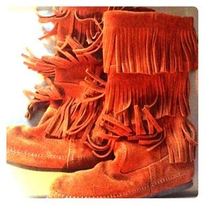 Minnetonka Calf Hi 3 Layer Fringe Boot