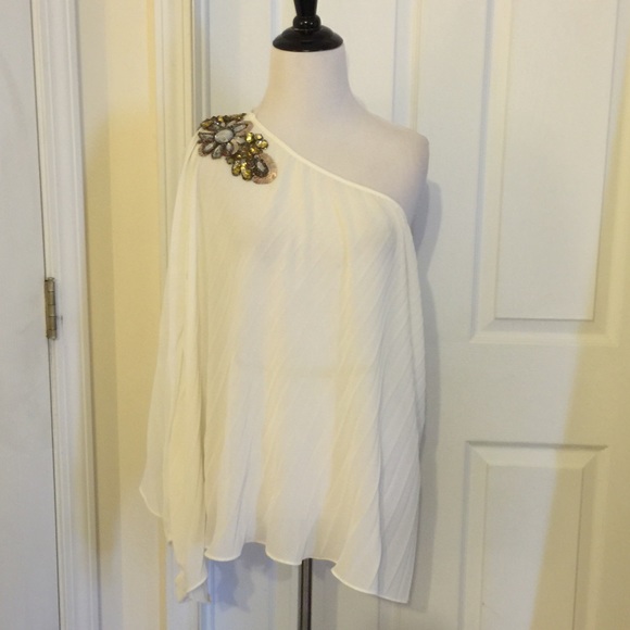 💖White embellished pleated top. Size M