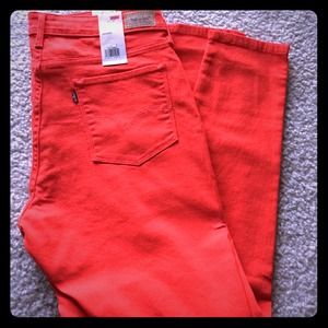 Gorgeous red Levi leggings