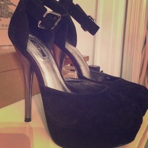 Wild pair shoes in size 6