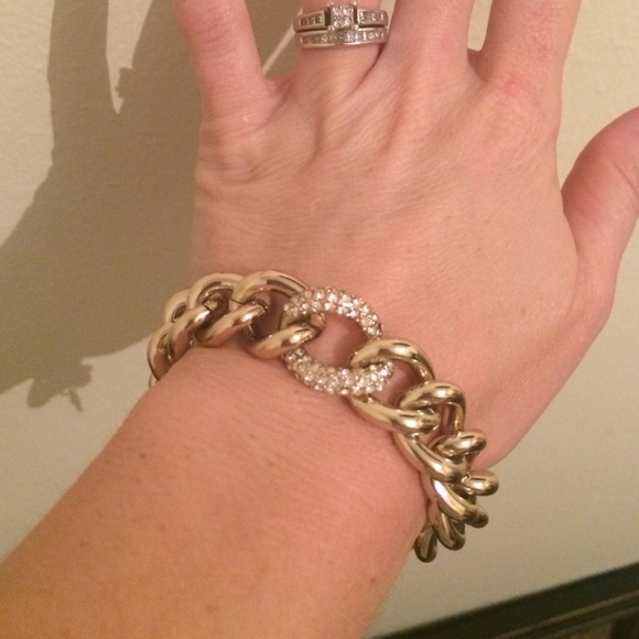 VS gold bracelet NWOT🌟Hold for tinibabyyy🌟 - Picture 2 of 3