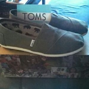 NEW!!! Olive TOMS