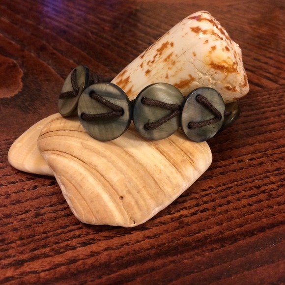 🚫GIFTED🚫Shell and cord bracelet, tie closure - Picture 2 of 4