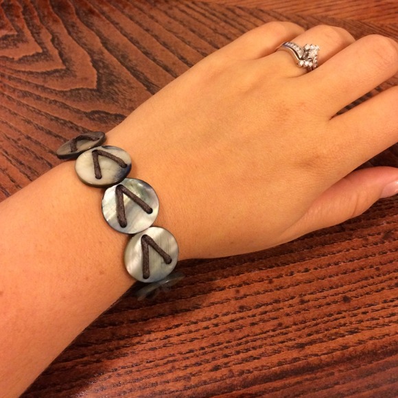 🚫GIFTED🚫Shell and cord bracelet, tie closure - Picture 3 of 4