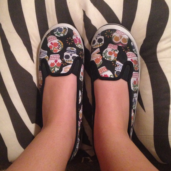 Skull slip on shoes!