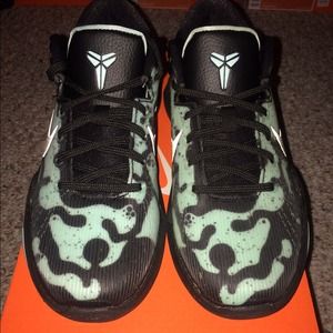 Nike Kobe Poison Dart 5.5Y