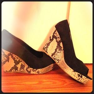 Snake skin patterned wedges