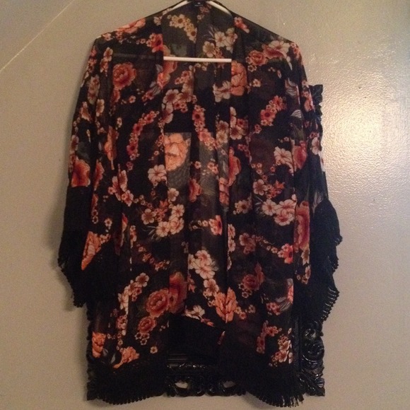 Tops - 🌸 Floral kimono 🌸