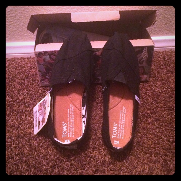 Black canvas toms