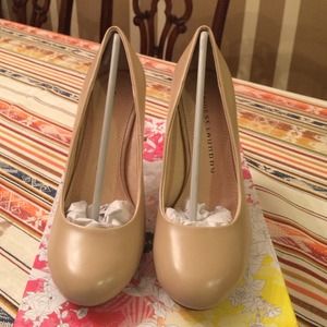 SOLD! CHINESE LAUNDRY "Fast Love" pump